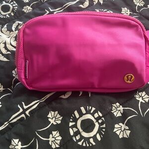Lululemon pink belt bag 1L like new